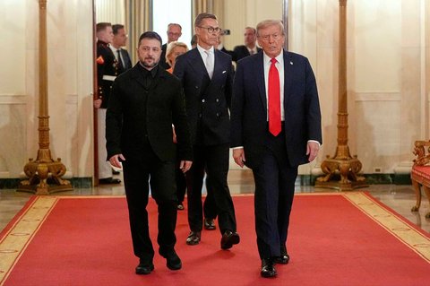 Presiden Ukraina Volodymyr Zelenskyy, dari kiri, Presiden Finlandia Alexander Stubb, dan Presiden Donald Trump berjalan melalui Cross Hall Gedung Putih, Washington, Senin, (18/08/2025) waktu setempat.