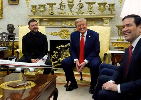 Presiden Donald Trump bertemu dengan Presiden Ukraina Volodymyr Zelenskyy didampingi Luar Negeri Marco Rubio di Ruang Oval Gedung Putih, Washington, Senin, (18/08/2025) waktu setempat.