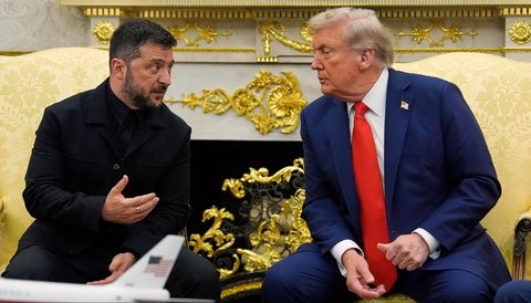 Presiden Donald Trump bertemu dengan Presiden Ukraina Volodymyr Zelenskyy di Ruang Oval Gedung Putih, Senin, 18 Agustus 2025, di Washington, Senin, (18/08/2025) waktu setempat.
