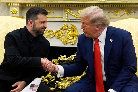 Presiden Donald Trump bertemu dengan Presiden Ukraina Volodymyr Zelenskyy di Ruang Oval Gedung Putih, Senin, 18 Agustus 2025, di Washington, Senin, (18/08/2025) waktu setempat.