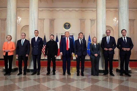 Presiden Komisi Eropa Ursula von der Leyen, dari kiri, Perdana Menteri Inggris Keir Starmer, Presiden Finlandia Alexander Stubb, Presiden Ukraina Volodymyr Zelenskyy, Presiden Donald Trump, Presiden Prancis Emmanuel Macron, Perdana Menteri Italia Giorgia Meloni, Kanselir Jerman Friedrich Merz, dan Sekretaris Jenderal NATO Mark Rutte berpose untuk foto bersama di Grand Foyer Gedung Putih, , Washington, Senin, (18/08/2025) waktu setempat.