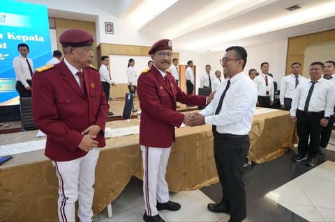Mensos Gus Ipul Kenalkan Seragam Almamater Sekolah Rakyat