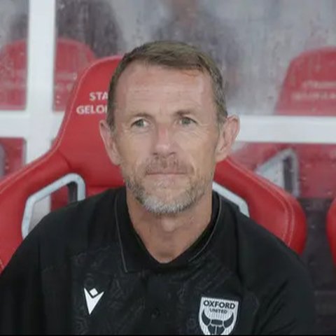 Pelatih Oxford United, Gary Rowett, memimpin anak asuhnya menghadapi Liga Indonesia All Star pada laga pertama Grup A Piala Presiden 2025 di Stadion Utama Gelora Bung Karno (SUGBK), Jakart
