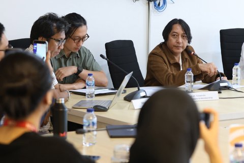 President Direktur WAMI Adi Klaproject saat memberikan klarifikasi terkait fakta dan isu yang beredar soal royalti Musisi dan pencipta lagu yang sedang ramai di sosial media di kawasan pancoran, Jakarta, Selasa (19/08/2025).