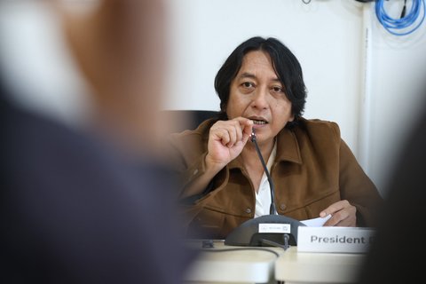President Direktur WAMI Adi Klaproject saat memberikan klarifikasi terkait fakta dan isu yang beredar soal royalti Musisi dan pencipta lagu yang sedang ramai di sosial media di kawasan pancoran, Jakarta, Selasa (19/08/2025).