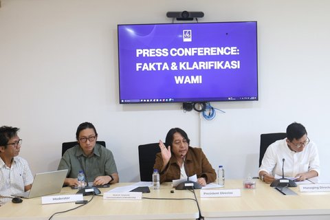 President Direktur WAMI Adi Klaproject saat memberikan klarifikasi terkait fakta dan isu yang beredar soal royalti Musisi dan pencipta lagu yang sedang ramai di sosial media di kawasan pancoran, Jakarta, Selasa (19/08/2025).