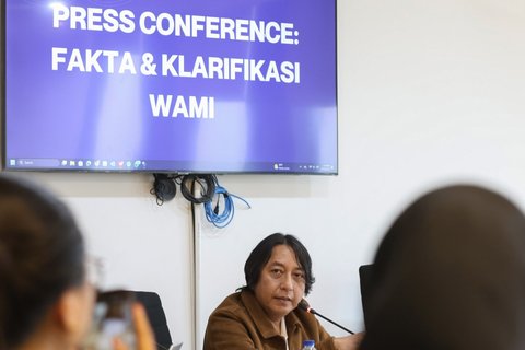 President Direktur WAMI Adi Klaproject saat memberikan klarifikasi terkait fakta dan isu yang beredar soal royalti Musisi dan pencipta lagu yang sedang ramai di sosial media di kawasan pancoran, Jakarta, Selasa (19/08/2025).