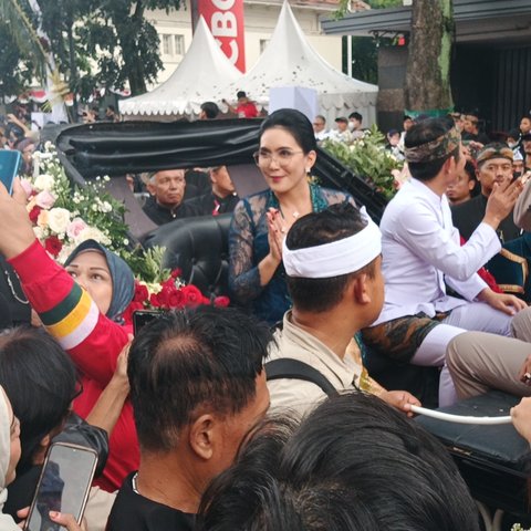 Warga Tumpah Ruah! Kirab Budaya HUT ke-80 Jabar Bikin Bandung Meriah