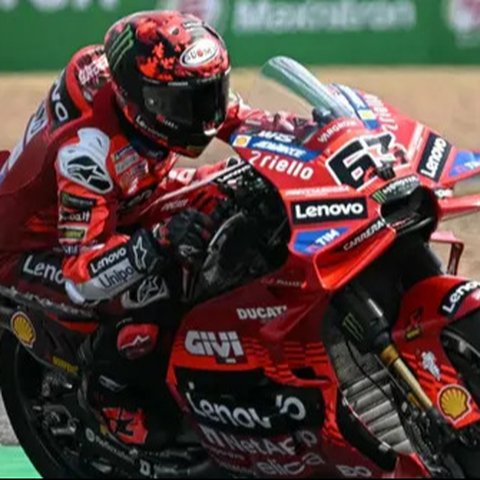 Pembalap Ducati, Francesco Bagnaia (kanan), harus puas meraih podium ketiga pada sprint race dan main race MotoGP Thailand 2025 di Sirkuit Buriram, Sabtu (1/3/2025) dan Minggu (2/3/2025).