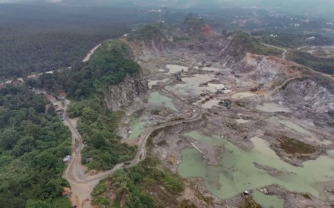 Foto udara pekerja menggunakan alat berat menambang batu dan pasir di Parung Panjang, Kabupaten Bogor, Jawa Barat, Selasa (19/08/2025).
