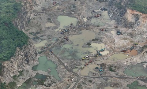 Foto udara pekerja menggunakan alat berat menambang batu dan pasir di Parung Panjang, Kabupaten Bogor, Jawa Barat, Selasa (19/08/2025).