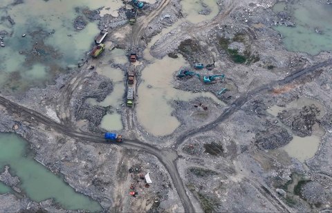Foto udara pekerja menggunakan alat berat menambang batu dan pasir di Parung Panjang, Kabupaten Bogor, Jawa Barat, Selasa (19/08/2025).