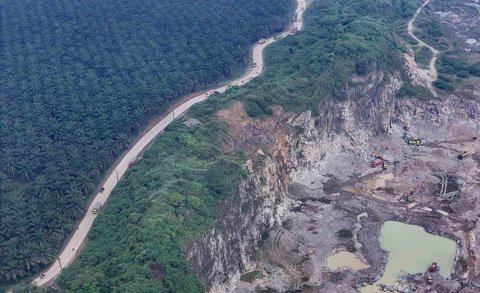 Foto udara pekerja menggunakan alat berat menambang batu dan pasir di Parung Panjang, Kabupaten Bogor, Jawa Barat, Selasa (19/08/2025).