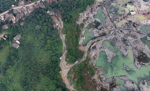 Foto udara pekerja menggunakan alat berat menambang batu dan pasir di Parung Panjang, Kabupaten Bogor, Jawa Barat, Selasa (19/08/2025).
