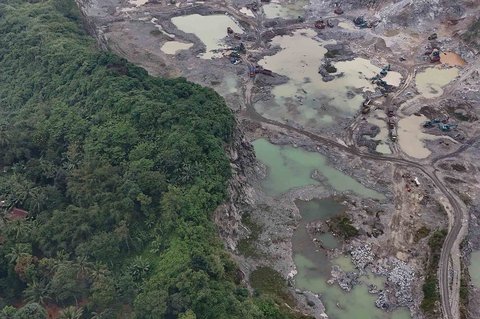 Foto udara pekerja menggunakan alat berat menambang batu dan pasir di Parung Panjang, Kabupaten Bogor, Jawa Barat, Selasa (19/08/2025).