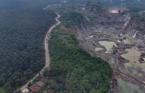 Foto udara pekerja menggunakan alat berat menambang batu dan pasir di Parung Panjang, Kabupaten Bogor, Jawa Barat, Selasa (19/08/2025).
