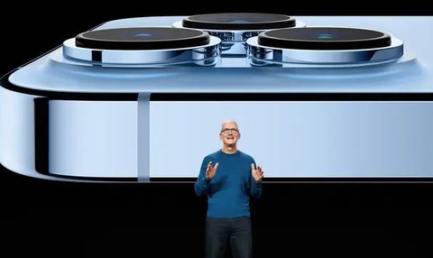CEO Apple Tim Cook memamerkan sistem kamera canggih pada iPhone 13 Pro baru selama acara khusus di Apple Park di Cupertino, California (14/9/2021). iPhone 13, iPhone 13 Mini, iPhone 13 Pro, d