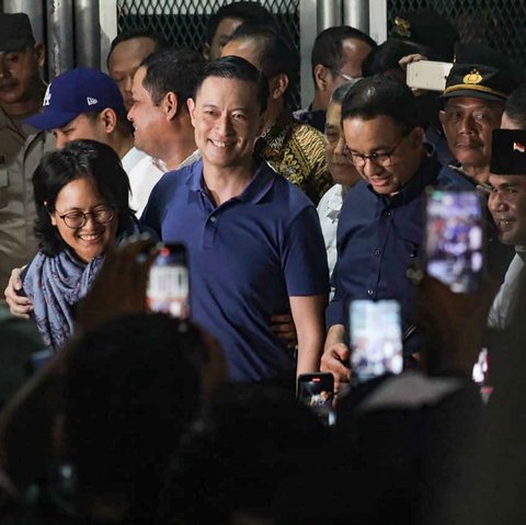 Mantan Menteri Perdagangan Thomas Trikasih Lembong atau Tom Lembong (kiri) didampingi istrinya Franciska Wihardja (kanan) menyapa pendukungnya saat keluar dari Rutan Cipinang, Jakarta, Jumat (1/8/2025).