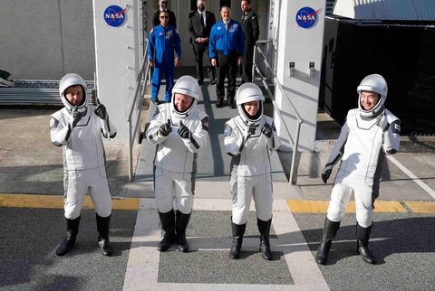 Para astronaut, dari kiri, Oleg Platonov dari Rusia, Mike Fincke, Zena Cardman, dan Kimiya Yui dari Jepang, berpose  saat meninggalkan gGedung operasi dan Pemeriksaan untuk perjalanan ke landasan peluncuran 39-A Kennedy Space Center dan peluncuran roket SpaceX Falcon 9 di Cape Canaveral, Florida, AS pada Jumat, (01/08/2025) waktu setempat.
