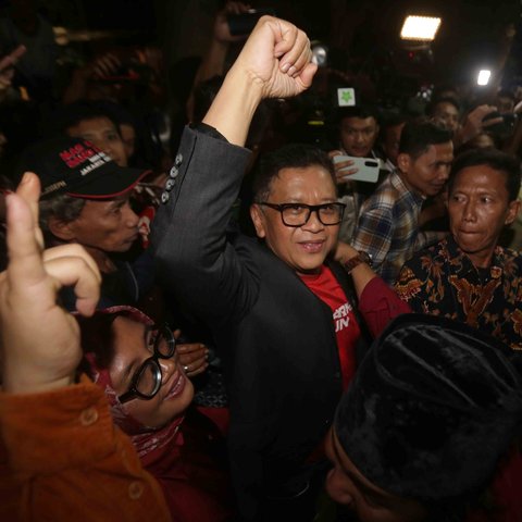 Terdakwa perkara suap terkait pengurusan Pergantian Antar Waktu (PAW) anggota Dewan Perwakilan Rakyat (DPR) periode 2019-2024 yang melibatkan calon legislatif Harun Masiku, Hasto Kristiyanto saat meninggalkan Rumah Tahanan Gedung Merah Putih Komisi Pemberantasan Korupsi (KPK), Jakarta, Jumat (01/08/2025).