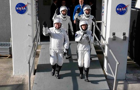 Para astronaut, baris depan, Mike Fincke (kiri), dan Zena Cardman (baris belakang), Oleg Platonov dari Rusia (kiri), dan Kimiya Yui dari Jepang meninggalkan gedung operasi untuk perjalanan ke landasan peluncuran 39-A Kennedy Space Center dan rencana peluncuran roket SpaceX Falcon 9 di Cape Canaveral, Florida, AS pada Jumat, (01/08/2025) waktu setempat.