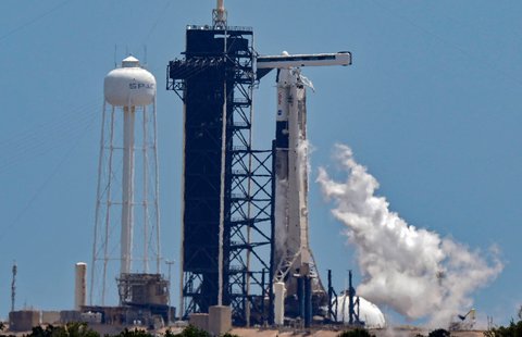 Roket SpaceX Falcon 9, dengan kapsul Crew Dragon terpasang melepaskan bahan bakar saat berada di Landasan Peluncuran 39-A Kennedy Space Center di Cape Canaveral, Florida, AS Kamis (31/07/2025) waktu setempat.