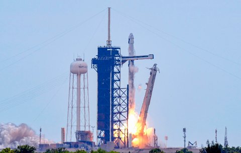 Roket SpaceX Falcon 9, yang membawa kapsul Dragon dengan empat awak gabungan AS-Jepang-Rusia lepas landas dari Landasan Peluncuran 39-A Kennedy Space Center di Cape Canaveral, Florida, Jumat (01/08/2025) waktu setempat.