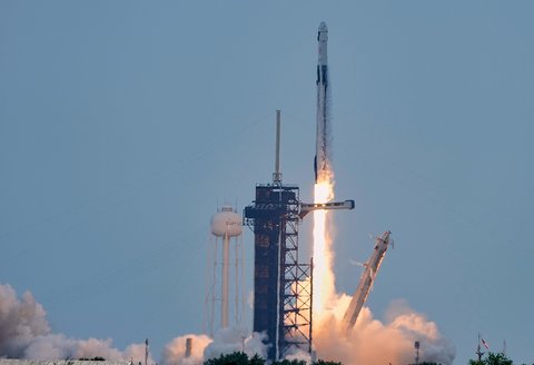 Roket SpaceX Falcon 9 dengan kapsul Crew Dragon lepas landas dari Landasan 39-A di Kennedy Space Center, Jumat, 1 Agustus 2025, di Cape Canaveral, Florida,  Jumat (01/08/2025) waktu setempat.