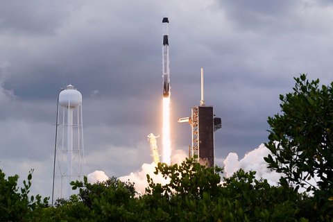 Roket SpaceX Falcon 9 dengan kapsul Crew Dragon lepas landas dari Landasan 39-A di Kennedy Space Center, Jumat, 1 Agustus 2025, di Cape Canaveral, Florida,  Jumat (01/08/2025) waktu setempat.