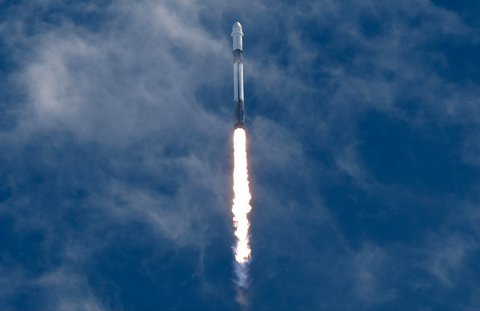 Roket SpaceX Falcon 9  yang membawa kapsul Dragon  dengan empat awak gabungan AS-Jepang-Rusia lepas landas dari Landasan Peluncuran 39-A Kennedy Space Center di Cape Canaveral, Florida, Jumat (01/08/2025) waktu setempat.