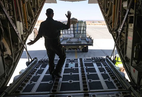 Personel militer Prancis memuat bantuan kemanusiaan ke sebuah pesawat sebelum operasi penerjunan udara ke Jalur Gaza di Yordania , Sabtu (02/08/2025).