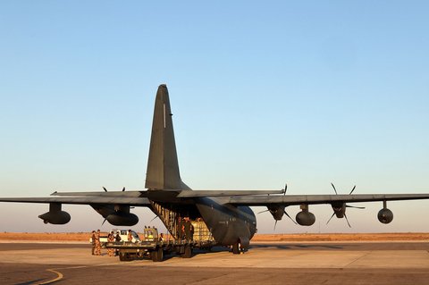 Personel militer Prancis memuat bantuan kemanusiaan ke sebuah pesawat sebelum operasi penerjunan udara ke Jalur Gaza di Yordania , Sabtu (02/08/2025).