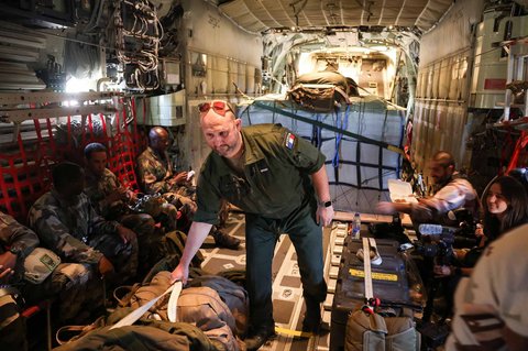 Personel militer dan jurnalis Prancis bersiap lepas landas dengan pesawat sebelum operasi penerjunan udara ke Jalur Gaza di Yordania , Sabtu (02/08/2025).