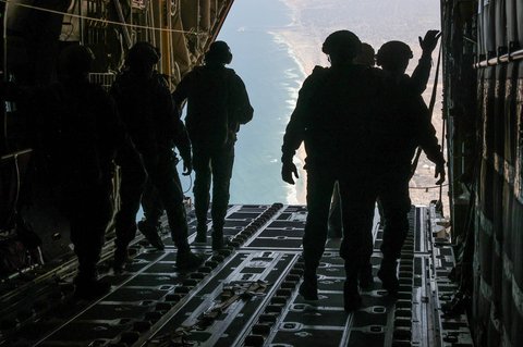 Personel militer Prancis bersiap mendistribusikan bantuan ke Jalur Gaza, Sabtu (02/08/2025).