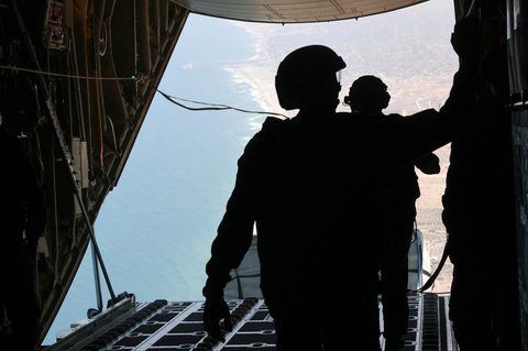 Personel militer Prancis mendistribusikan bantuan ke Jalur Gaza, Sabtu (02/08/2025).