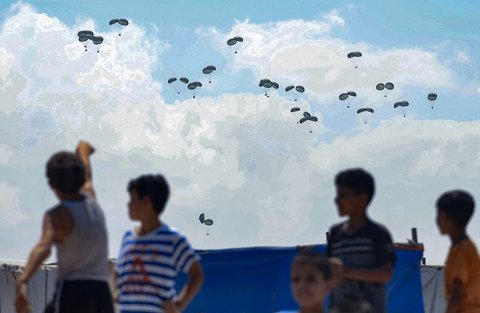Anak-anak menyaksikan paket makanan dijatuhkan dari udara di Rafah, Jalur Gaza selatan, Sabtu (02/08/2025).<br />AFP