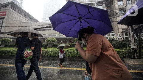 Sejumlah kendaraan melintas saat hujan di Bundaran HI, Jakarta, Jumat (18/2/2022). BMKG mengungkapkan potensi curah hujan meningkat dan cuaca ekstrem sepanjang 17-23 Februari 2022. Sejumlah w