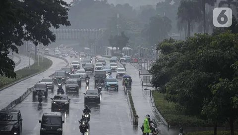 Sejumlah kendaraan melintas saat hujan di Bundaran HI, Jakarta, Jumat (18/2/2022). BMKG mengungkapkan potensi curah hujan meningkat dan cuaca ekstrem sepanjang 17-23 Februari 2022. Sejumlah w