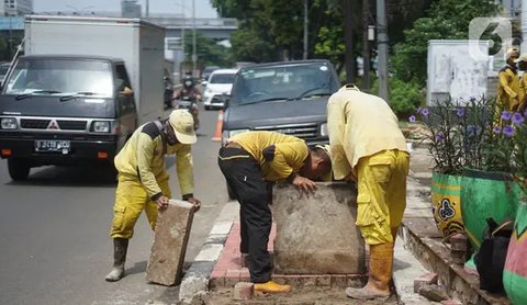 Petugas Bina Marga memerlebar saluran air di Jalan TB Simatupang di kawasan Cilandak, Jakarta, Kamis (22/10/2020). Hal tersebut dilakukan guna memaksimalkan fungsi sistem drainase agar tidak