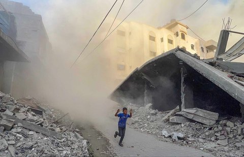 Warga Palestina berlari menjauh dari lokasi serangan udara Israel di sebuah gedung enam lantai di lingkungan Saftawi, sebelah barat Jabalia, di Jalur Gaza utara, Selasa (19/08/2025) waktu setempat.