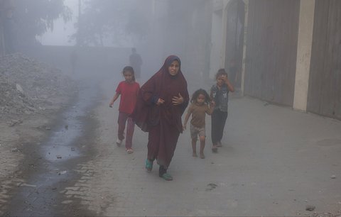 Warga Palestina berlari menjauh dari lokasi serangan udara Israel di sebuah gedung enam lantai di lingkungan Saftawi, sebelah barat Jabalia, di Jalur Gaza utara, Selasa (19/08/2025) waktu setempat.