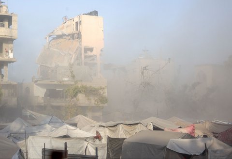 Asap mengepul menyusul serangan udara terhadap gedung enam lantai di samping kamp pengungsian darurat di lingkungan Saftawi, sebelah barat Jabalia, di Jalur Gaza utara, Selasa (19/08/2025) waktu setempat.