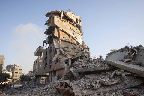 Warga Palestina berkumpul di lokasi serangan Israel terhadap sebuah gedung enam lantai di lingkungan Saftawi, sebelah barat Jabalia, Jalur Gaza utara, Selasa (19/08/2025) waktu setempat.