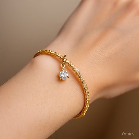 Bangle liontin mini bersentuhan personal