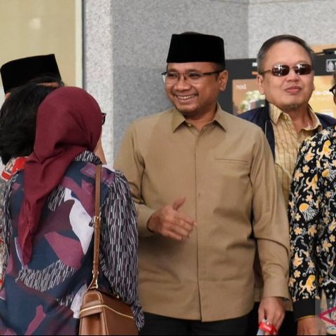 Komisi Pemberantasan Korupsi (KPK) melakukan penggeledahan di Depok terkait kasus kuota haji, menyita aset dan kendaraan. Terungkap, kerugian negara dalam kasus ini diperkirakan mencapai triliunan rupiah.