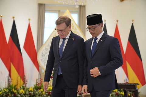 Menlu  Sugiono  bersama Menteri Luar Negeri Jerman Johann Wadephuli berjalan bersama saat pertemuan di Gedung Pancasila, Kemenlu, Jakarta, Rabu (20/08/2025).