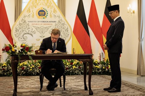 Menlu  Sugiono  bersama Menteri Luar Negeri Jerman Johann Wadephuli sebelum melakukan pertemuan di Gedung Pancasila, Kemenlu, Jakarta, Rabu (20/08/2025).