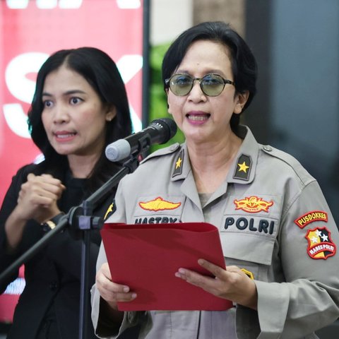 Kasubdit I Siber Kombes Rizki Agung Prakoso didampingi Kepala Lembaga Kedokteran Kepolisian (Karolabdokkes) Polri, Brigjen Sumy Hastry Purwanti saat mengumumkan hasil test DNA RK dan Lm serta anak lisa yang berinitial CA yang di Mabes Polri, Jakarta, Rabu (20/08/2025).