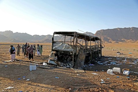 Warga melihat  reruntuhan bus di lokasi kecelakaan di distrik Guzara, provinsi Herat, Afganistan, Rabu (20/08/2025).
