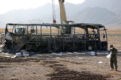 Petugas keamanan memeriksa reruntuhan bus di lokasi kecelakaan di distrik Guzara, provinsi Herat, Afganistan, Rabu (20/08/2025).